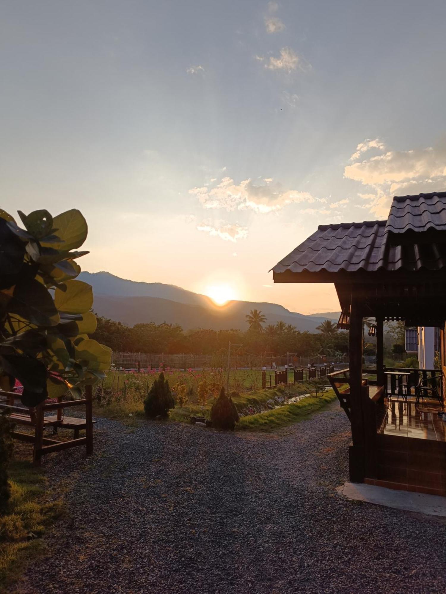 ม่วนใจ๋ปันสุข โฮมสเตย์แอนคาเฟ่ Muanjai Punsuk Homestay And Cafe Чом Тонг Екстериор снимка
